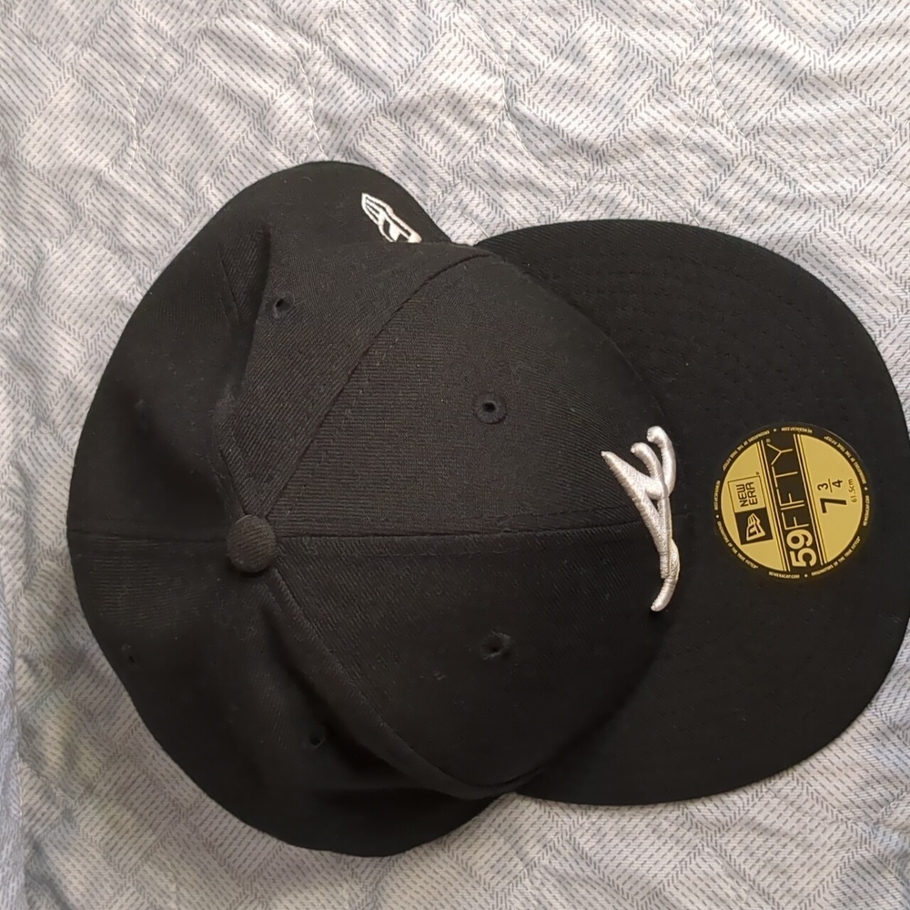 New Era Black Cap with White Embroidered Logo - Picture 14 of 16